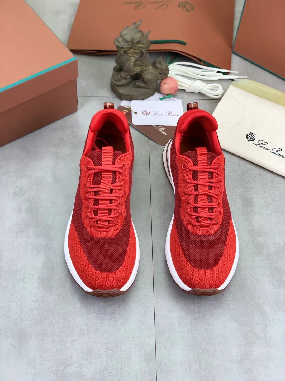 Men's men's shoes 💰P542 New style 💰High quality The latest casual shoes Loro Piana 💯Top grade💯Buy the original copy💯 Founded the existing Loro Piana company on April 24, 1924. The family has been operating for the sixth generation, providing top quality products to customers who are discerning in taste and quality. Imported original fly woven fabrics with cowhide fabric, plain calfskin lining, hand-stitched threads with cowhide feet, original packaging, high-end outsole, size: 38-46, multiple colors available, complete package